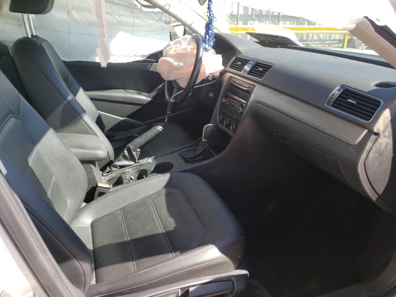 Photo 5 from auction – 2015 VOLKSWAGEN PASSAT S with VIN 1VWAT7A34FC022472