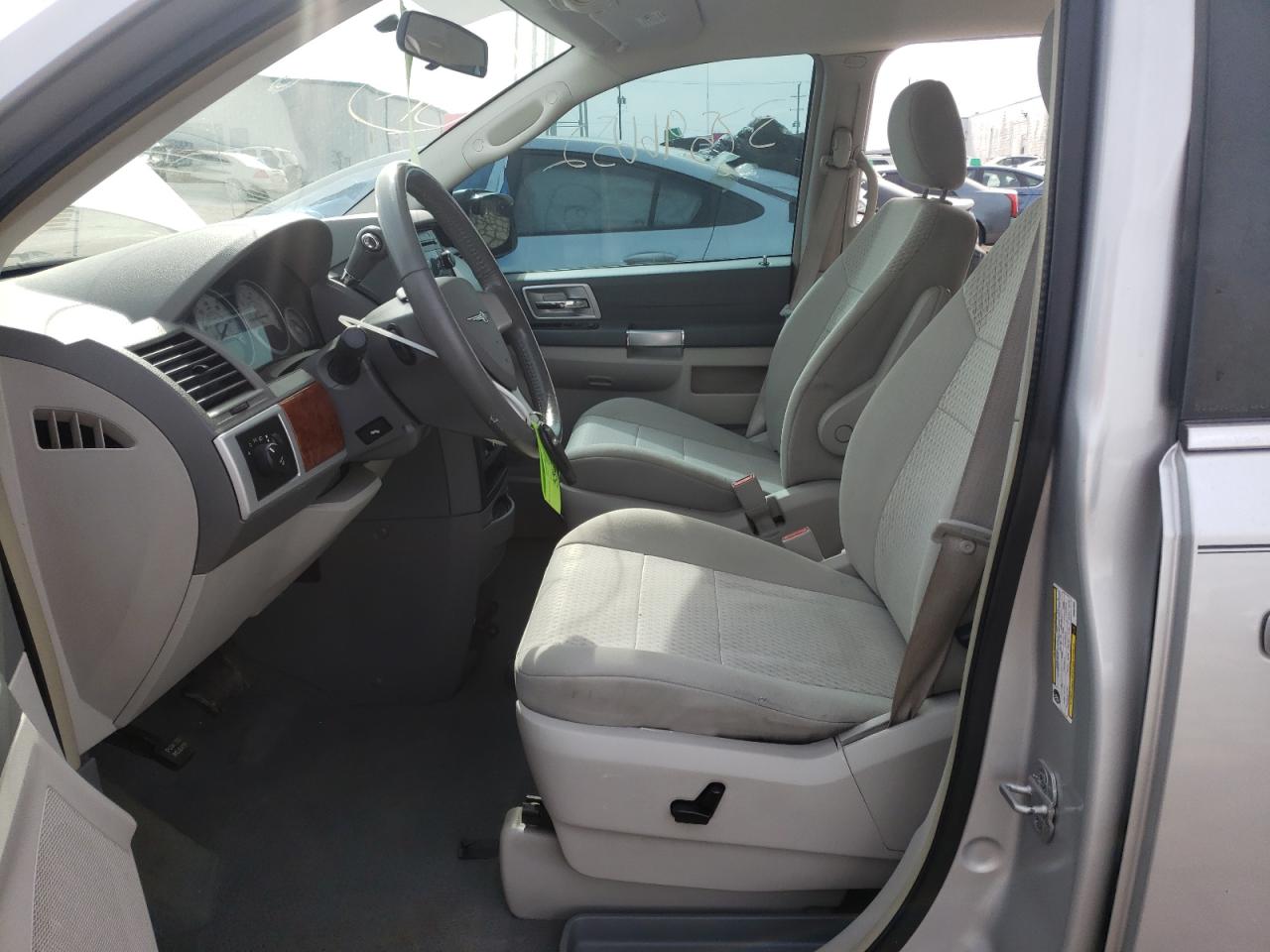 Photo 19 from auction – 2008 CHRYSLER TOWN & COU with VIN 2A8HR54P58R687600