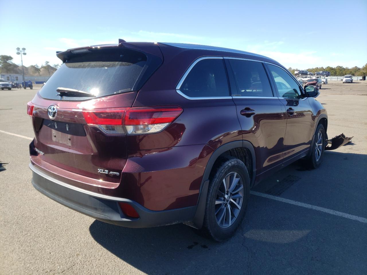 Photo 4 from auction – 2018 TOYOTA HIGHLANDER with VIN 5TDJZRFH5JS909099