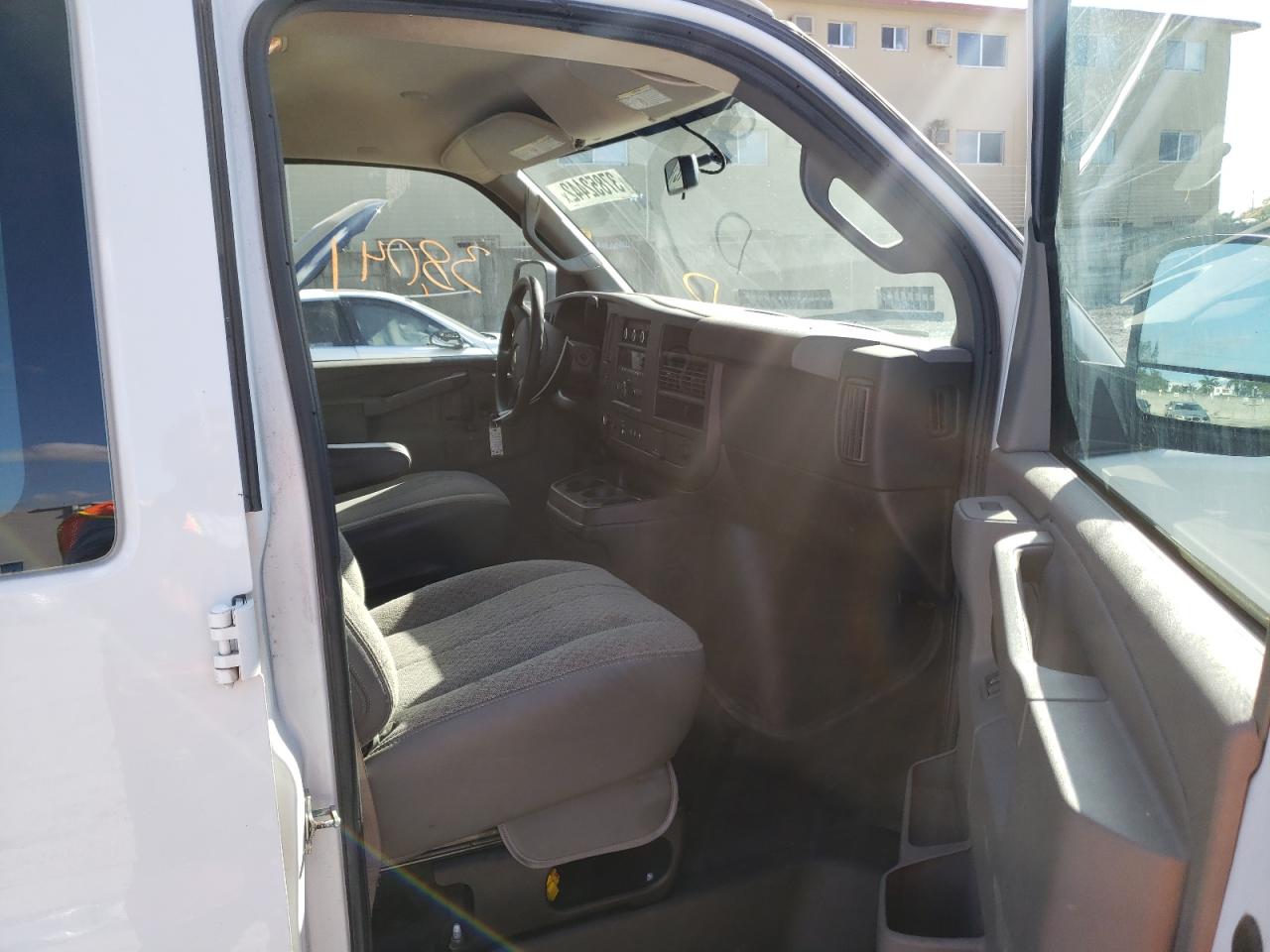 Photo 5 from auction – 2018 CHEVROLET EXPRESS G2 with VIN 1GCWGAFP7J1344453
