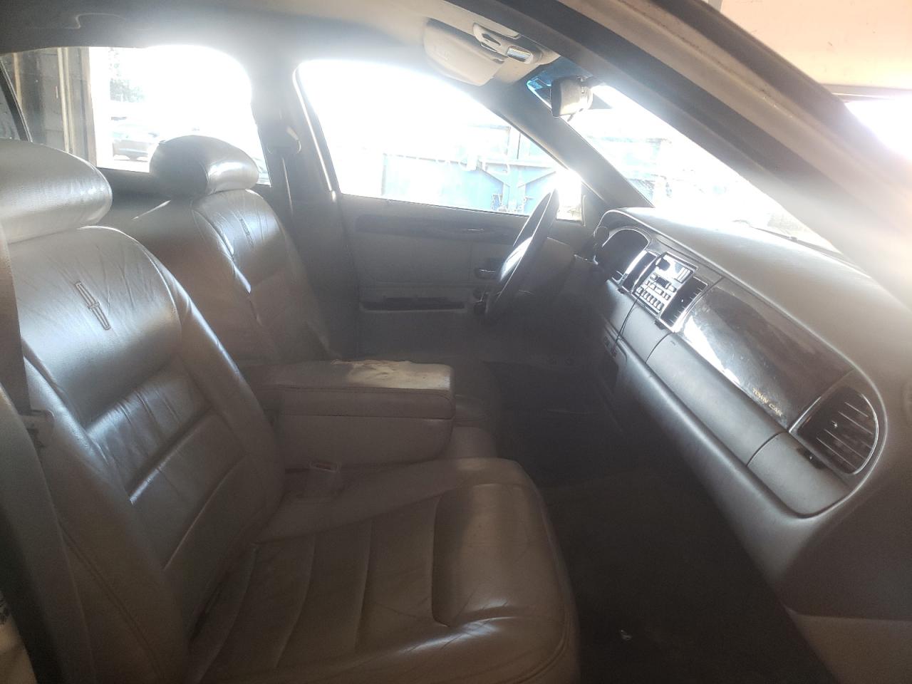 Photo 5 from auction – 2001 LINCOLN TOWN CAR with VIN 1LNHM81W8YY832056