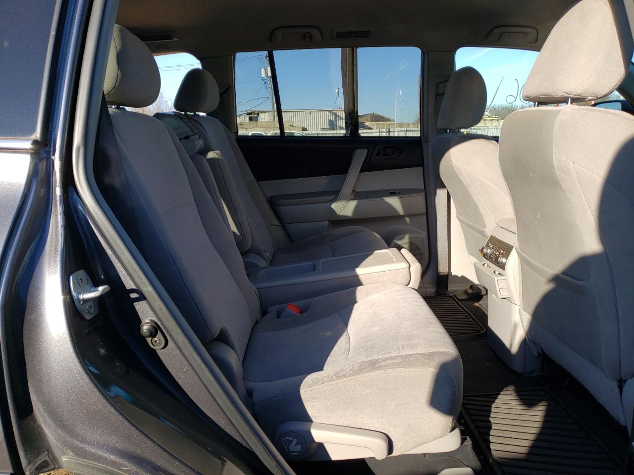 Photo 6 from auction – 2012 TOYOTA HIGHLANDER with VIN 5TDBK3EH6CS146875