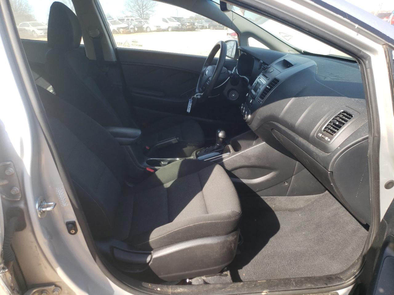 Photo 5 from auction – 2017 KIA FORTE LX with VIN 3KPFK4A79HE029992
