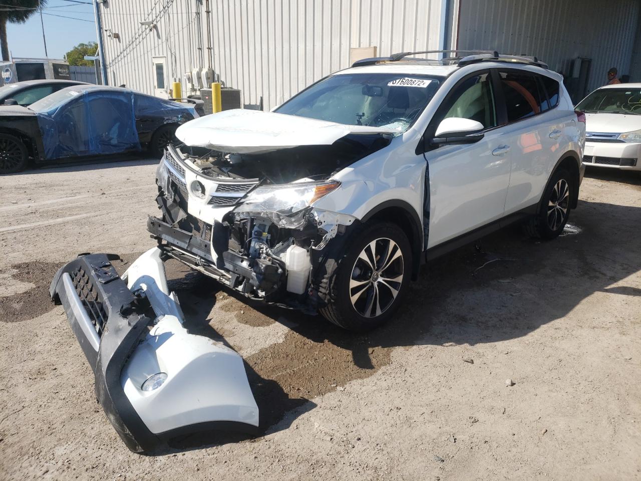 Photo 2 from auction – 2015 TOYOTA RAV4 LIMIT with VIN JTMDFREV9FD143295