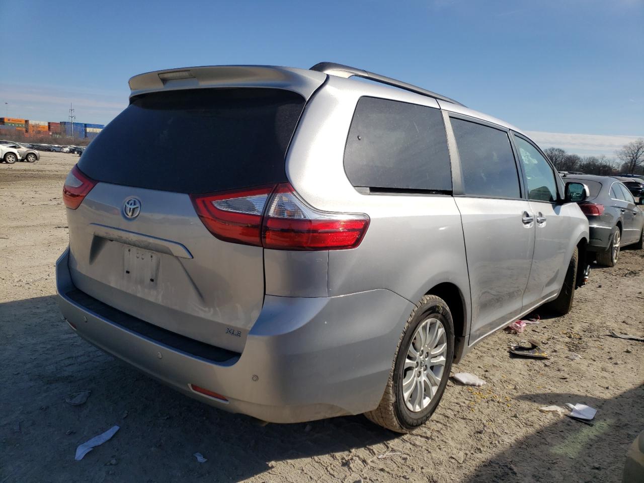 Photo 4 from auction – 2017 TOYOTA SIENNA XLE with VIN 5TDYZ3DC4HS780494