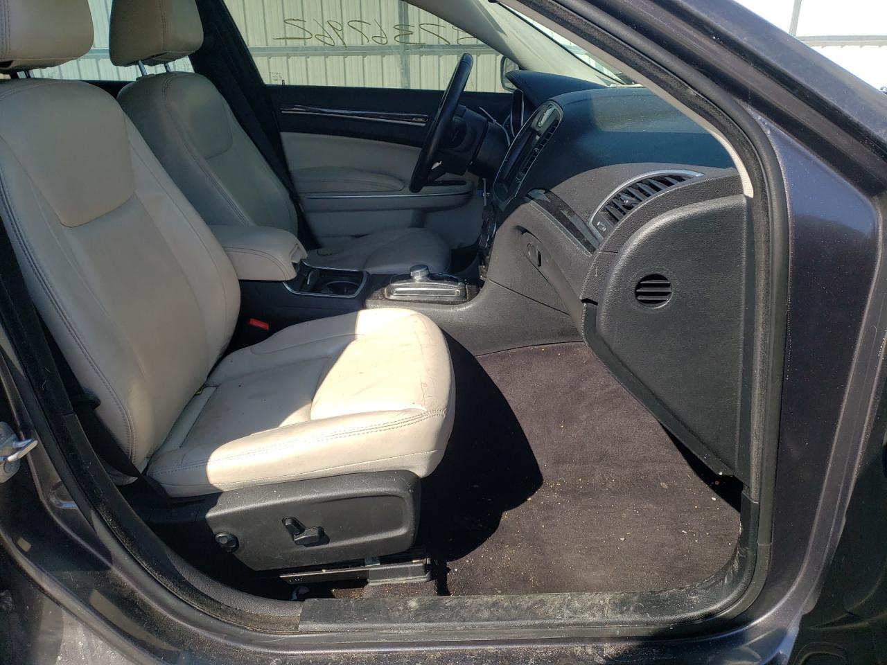 Photo 5 from auction – 2016 CHRYSLER 300 LIMITE with VIN 2C3CCARG1GH270035