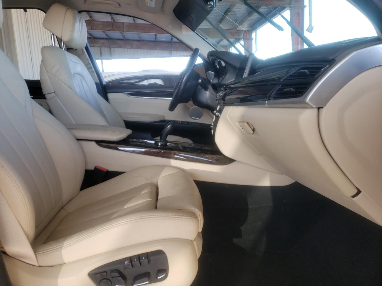Photo 5 from auction – 2016 BMW X5 XDRIVE5 with VIN 5UXKR6C59G0J81858