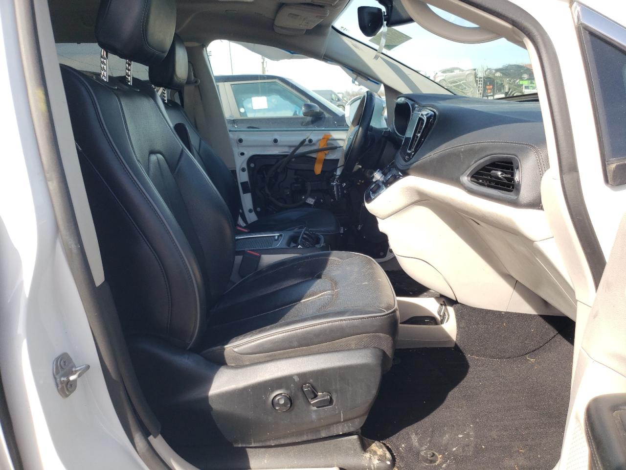 Photo 5 from auction – 2018 CHRYSLER PACIFICA L with VIN 2C4RC1GG7JR268915
