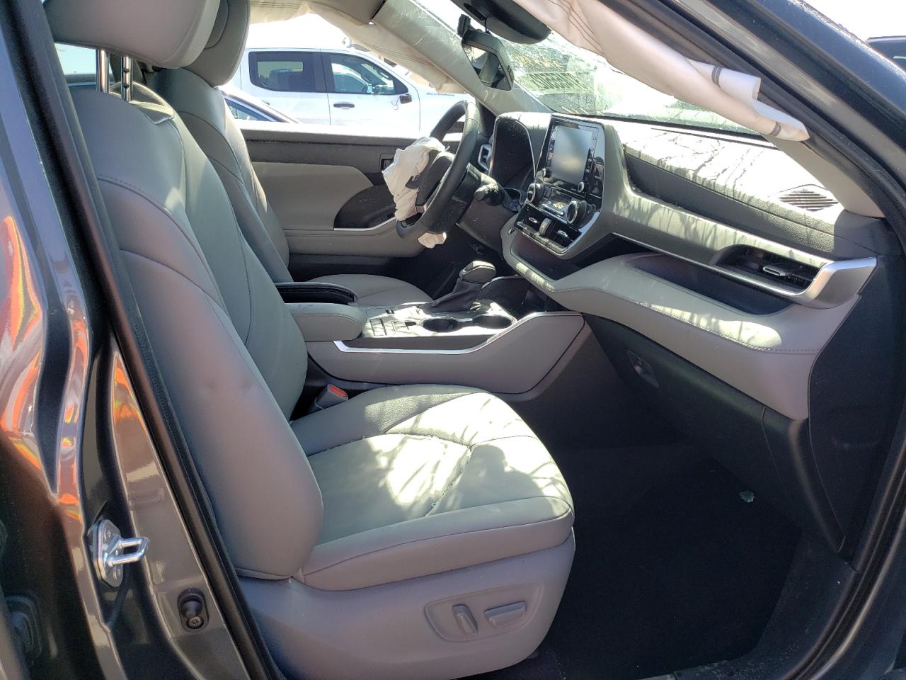 Photo 5 from auction – 2021 TOYOTA HIGHLANDER with VIN 5TDGZRAH3MS083942