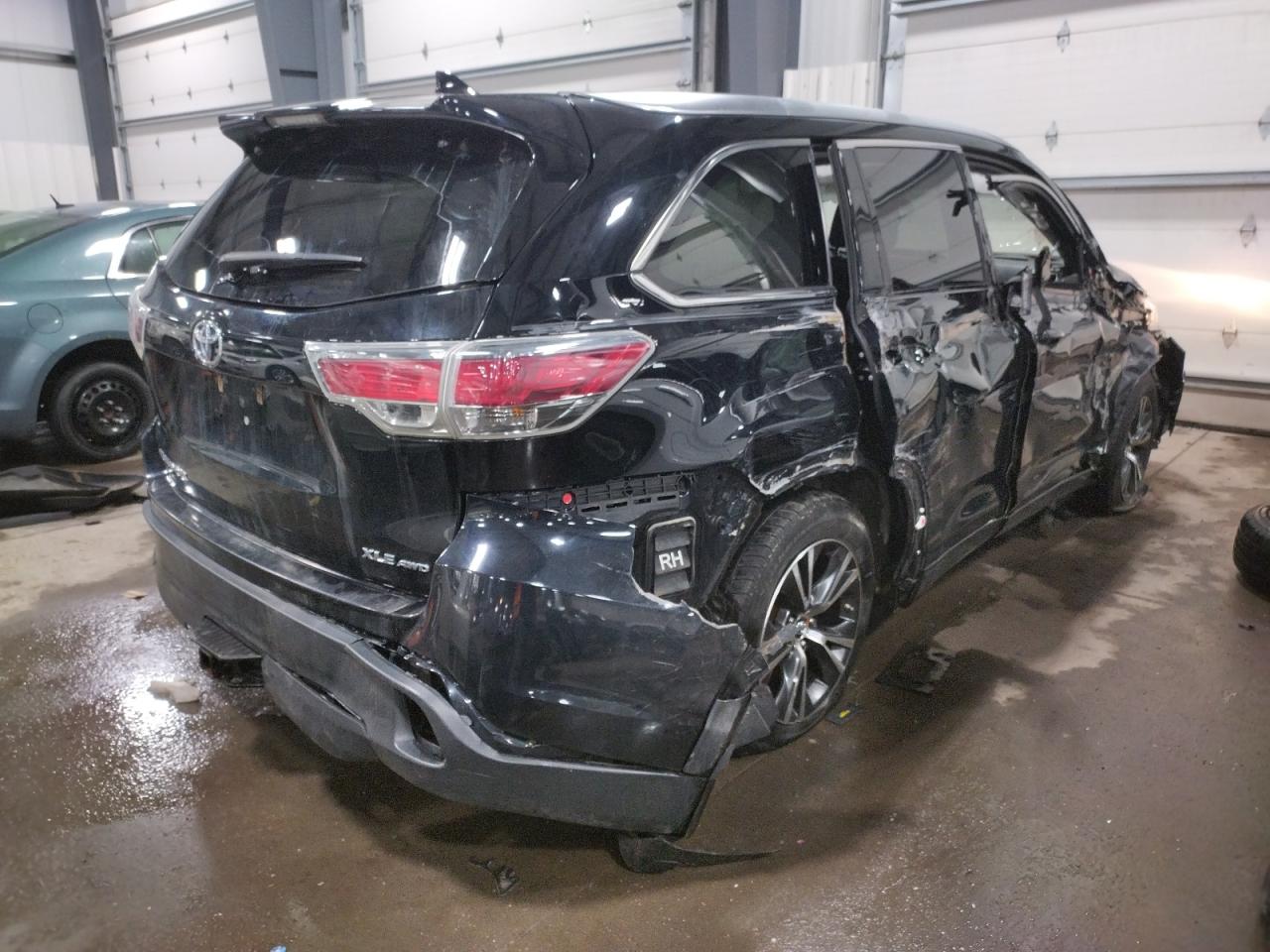 Фото 4 с аукциона – 2016 TOYOTA HIGHLANDER с VIN 5TDJKRFH4GS503487