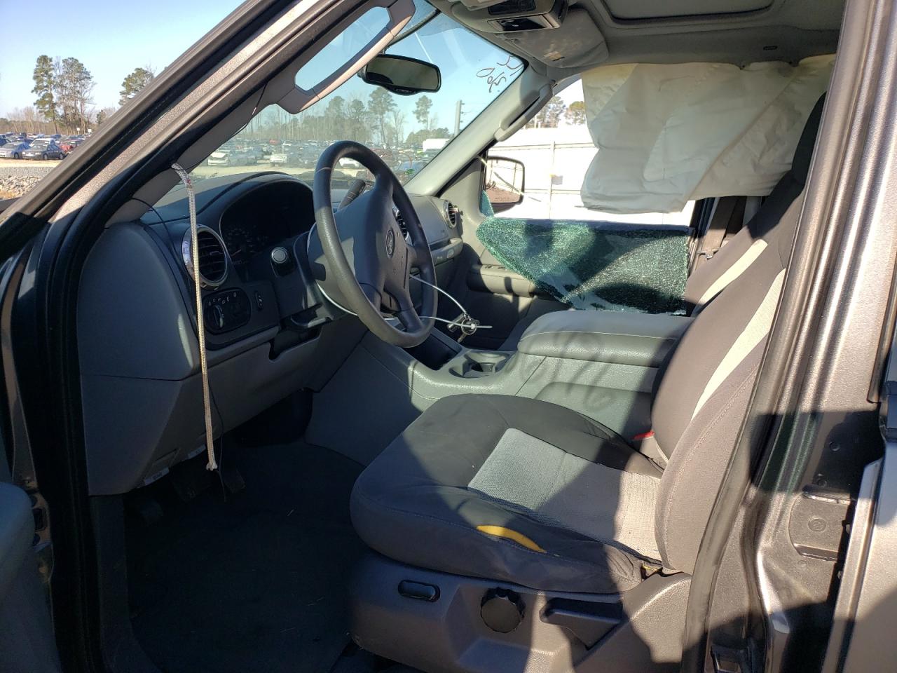 Photo 5 from auction – 2004 FORD EXPEDITION with VIN 1FMFU16L24LA47374