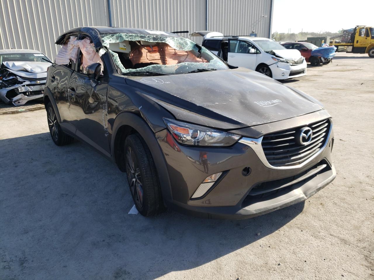 MAZDA CX-3 TOURI 2017 مع رقم تعريف المركبة JM1DKDC75H0173598 - صورة من المزاد
