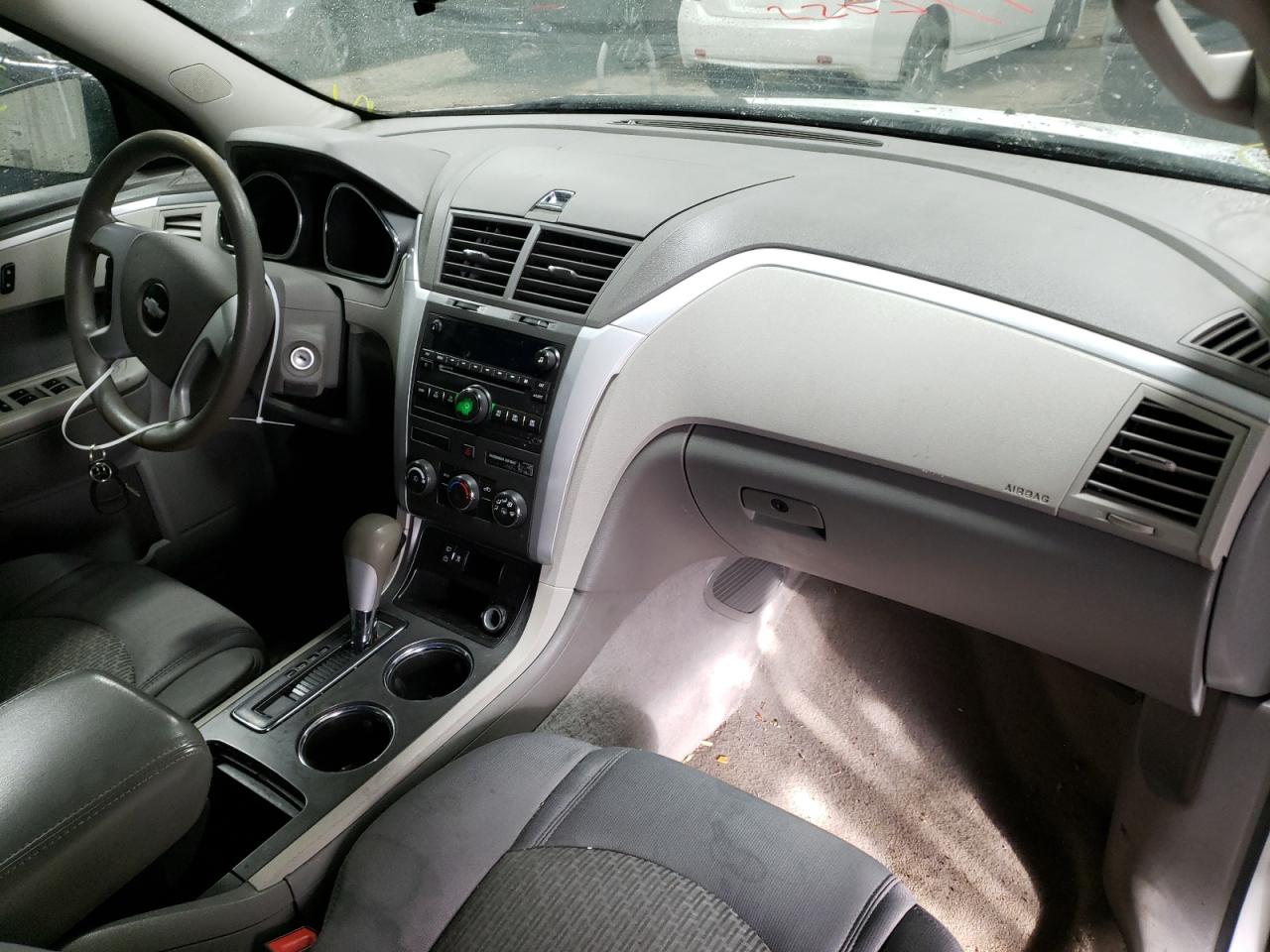 Photo 9 from auction – 2010 CHEVROLET TRAVERSE L with VIN 1GNLREED9AS133090