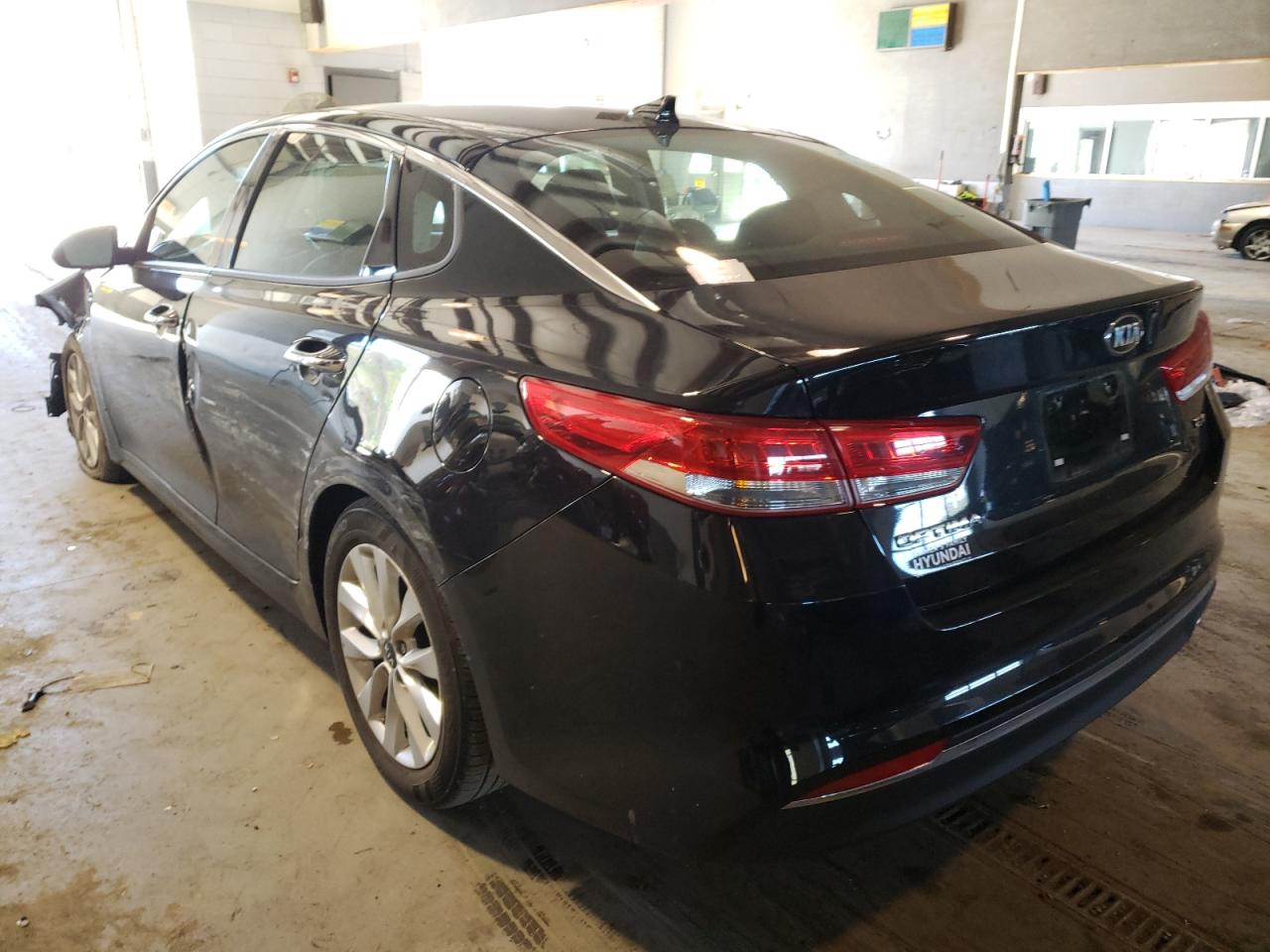 Photo 3 from auction – 2017 KIA OPTIMA EX with VIN 5XXGU4L35HG161874