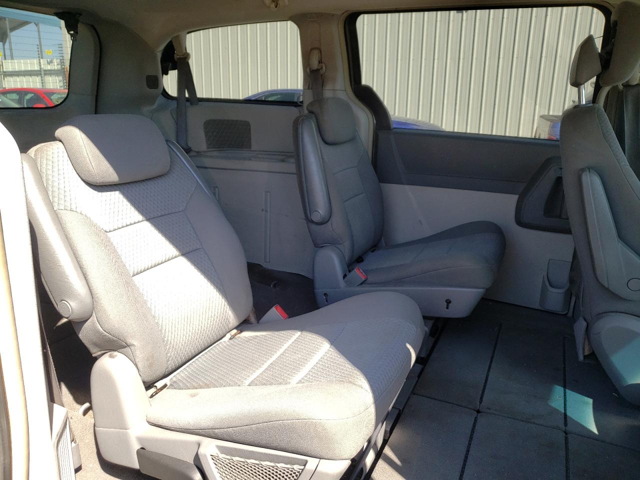 Photo 6 from auction – 2010 CHRYSLER TOWN & COU with VIN 2A4RR2D10AR374797