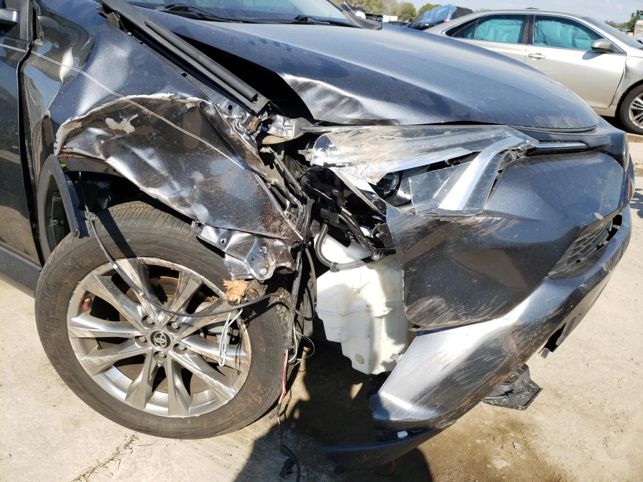 Photo 9 from auction – 2018 TOYOTA RAV4 LIMIT with VIN JTMYFREV8JD123081