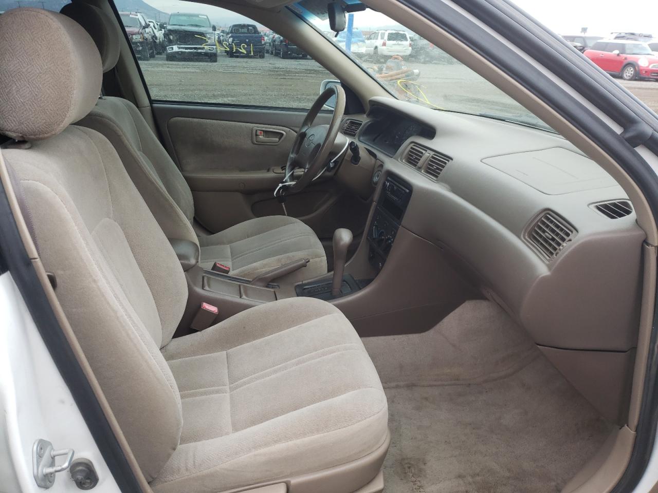 Photo 5 from auction – 2000 TOYOTA CAMRY CE with VIN 4T1BG22K3YU952571
