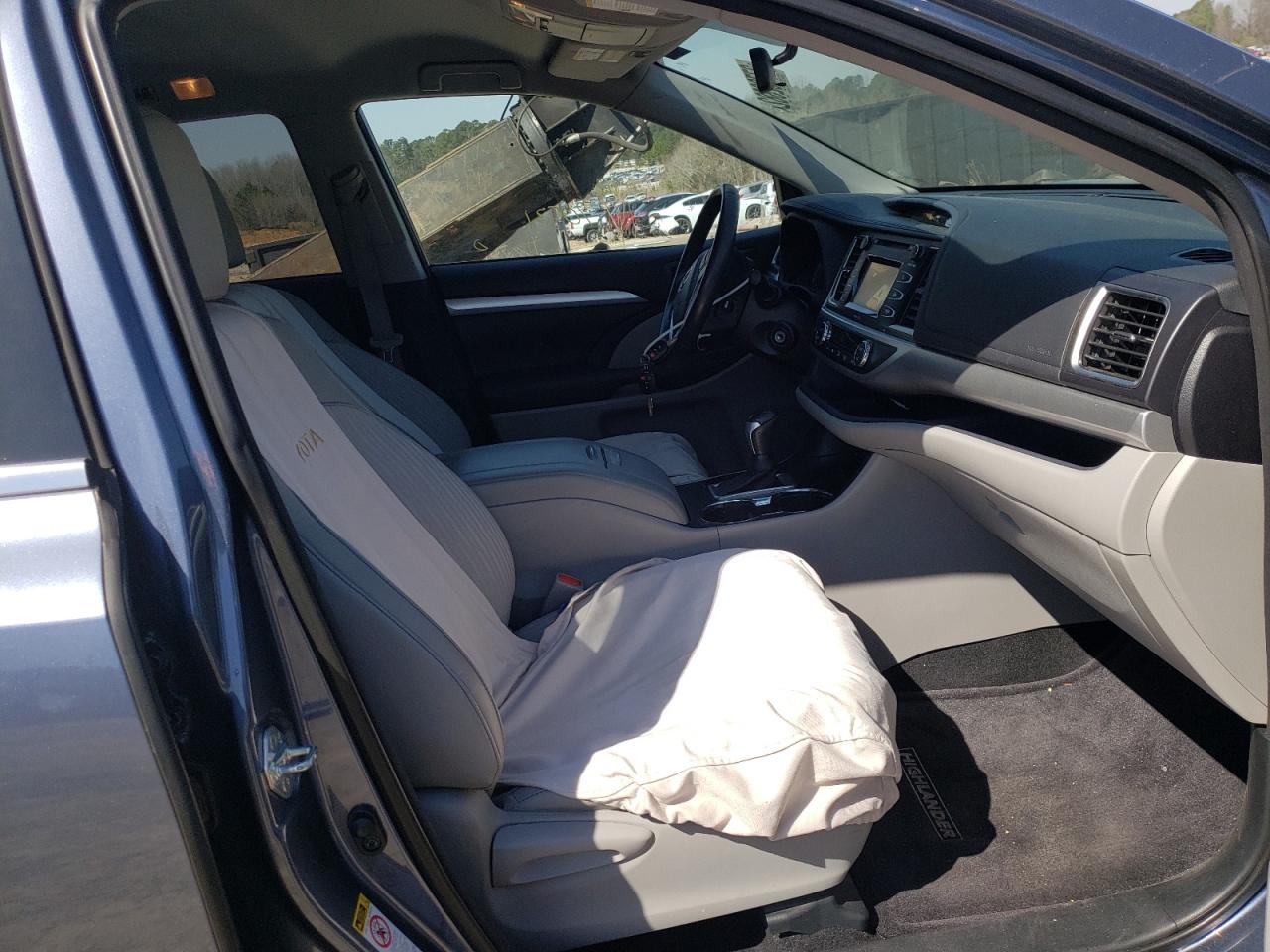 Photo 5 from auction – 2015 TOYOTA HIGHLANDER with VIN 5TDBKRFH7FS175212