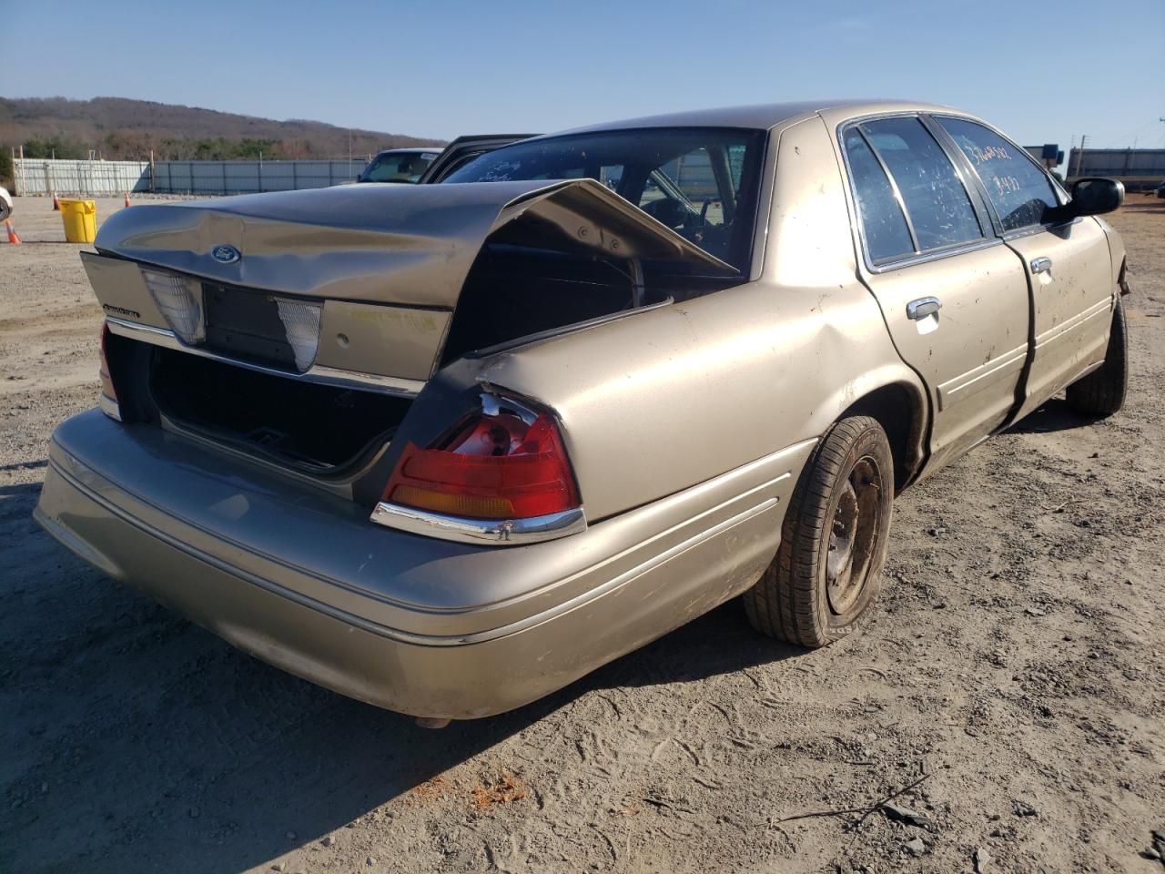 Photo 4 from auction – 2000 FORD CROWN VICT with VIN 2FAFP71W8YX151513