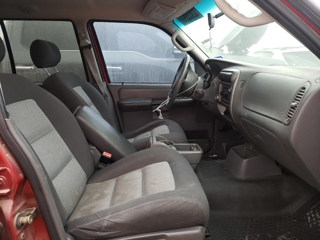 Photo 5 from auction – 2005 FORD EXPLORER S with VIN 1FMZU67K95UB81472