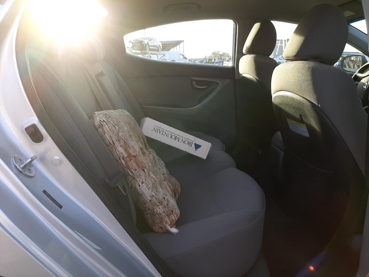 Photo 6 from auction – 2015 HYUNDAI ELANTRA SE with VIN 5NPDH4AE7FH565983