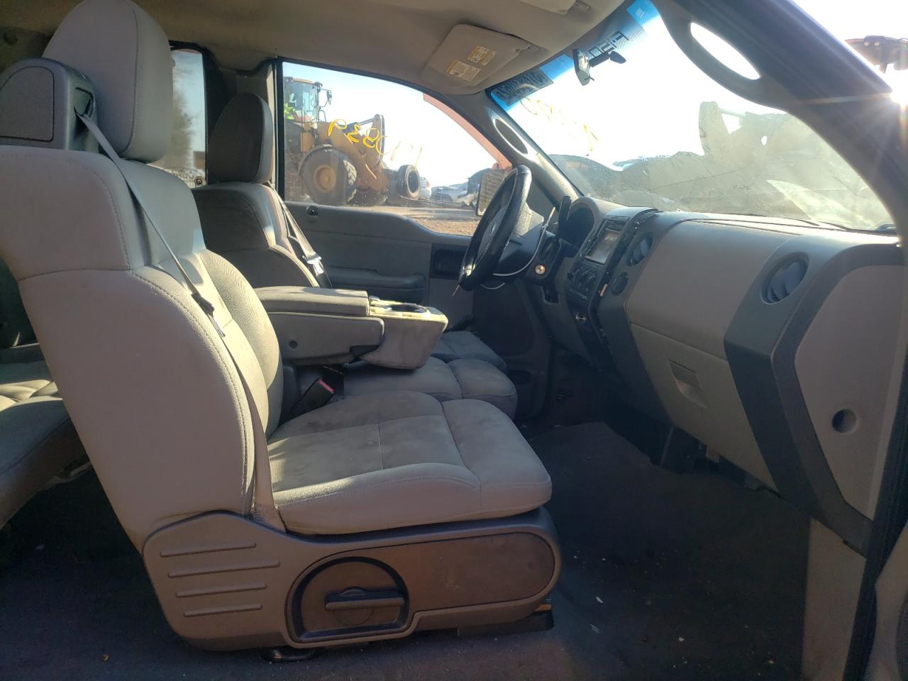 Photo 5 from auction – 2004 FORD F150 with VIN 1FTRX12W54NC39370