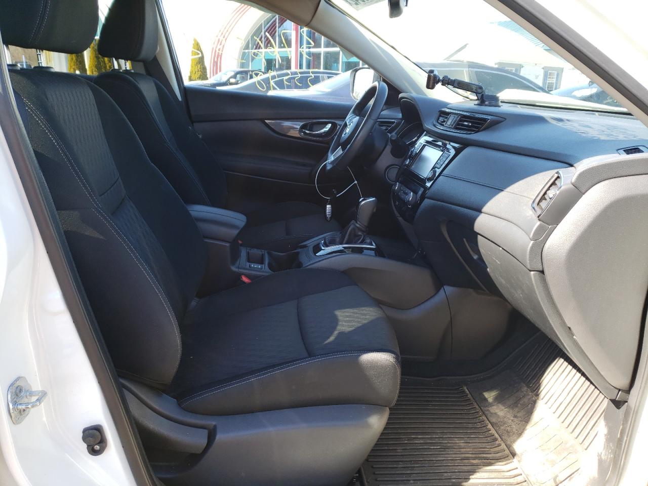 Photo 5 from auction – 2017 NISSAN ROGUE S with VIN KNMAT2MV9HP563161