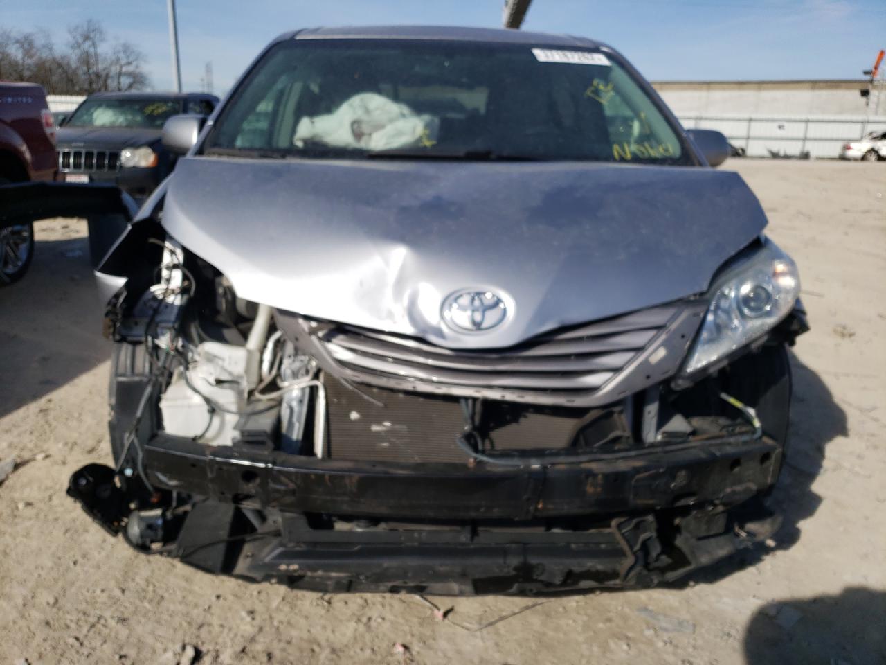 Photo 9 from auction – 2017 TOYOTA SIENNA XLE with VIN 5TDYZ3DC4HS780494