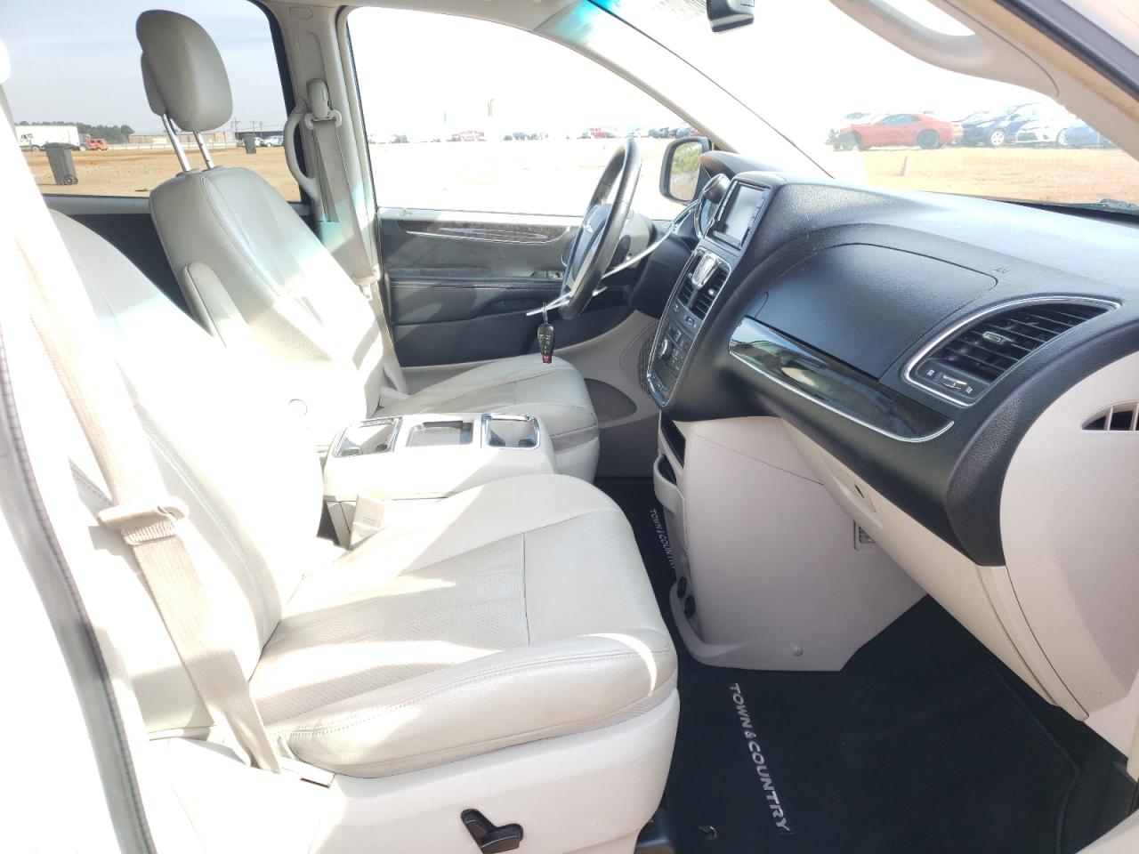 Photo 5 from auction – 2012 CHRYSLER TOWN & COU with VIN 2C4RC1BG3CR163783