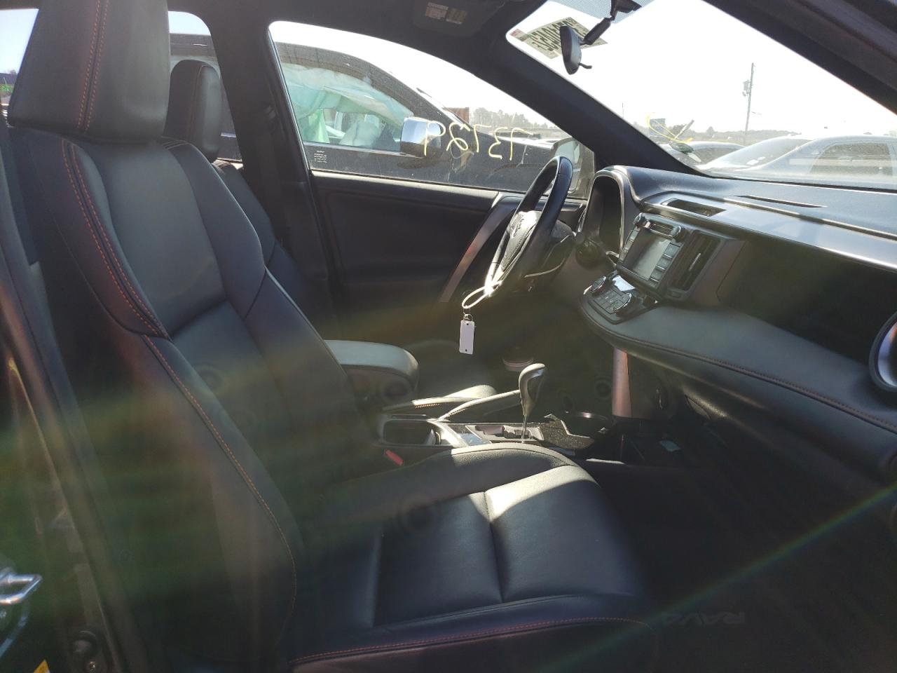 Photo 5 from auction – 2016 TOYOTA RAV4 SE with VIN JTMJFREV5GD192417