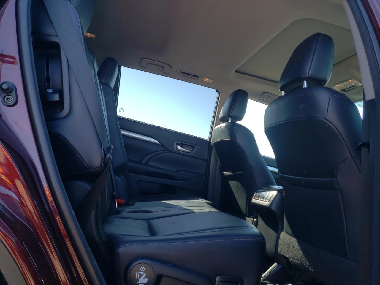Photo 6 from auction – 2018 TOYOTA HIGHLANDER with VIN 5TDJZRFH5JS909099