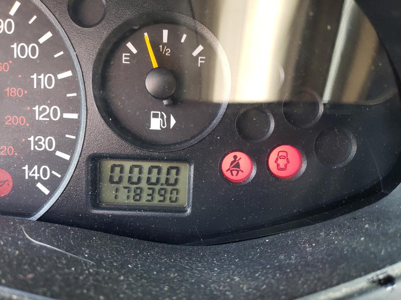 Photo 8 from auction – 2000 FORD FOCUS with VIN 1FAHP3639YW303763
