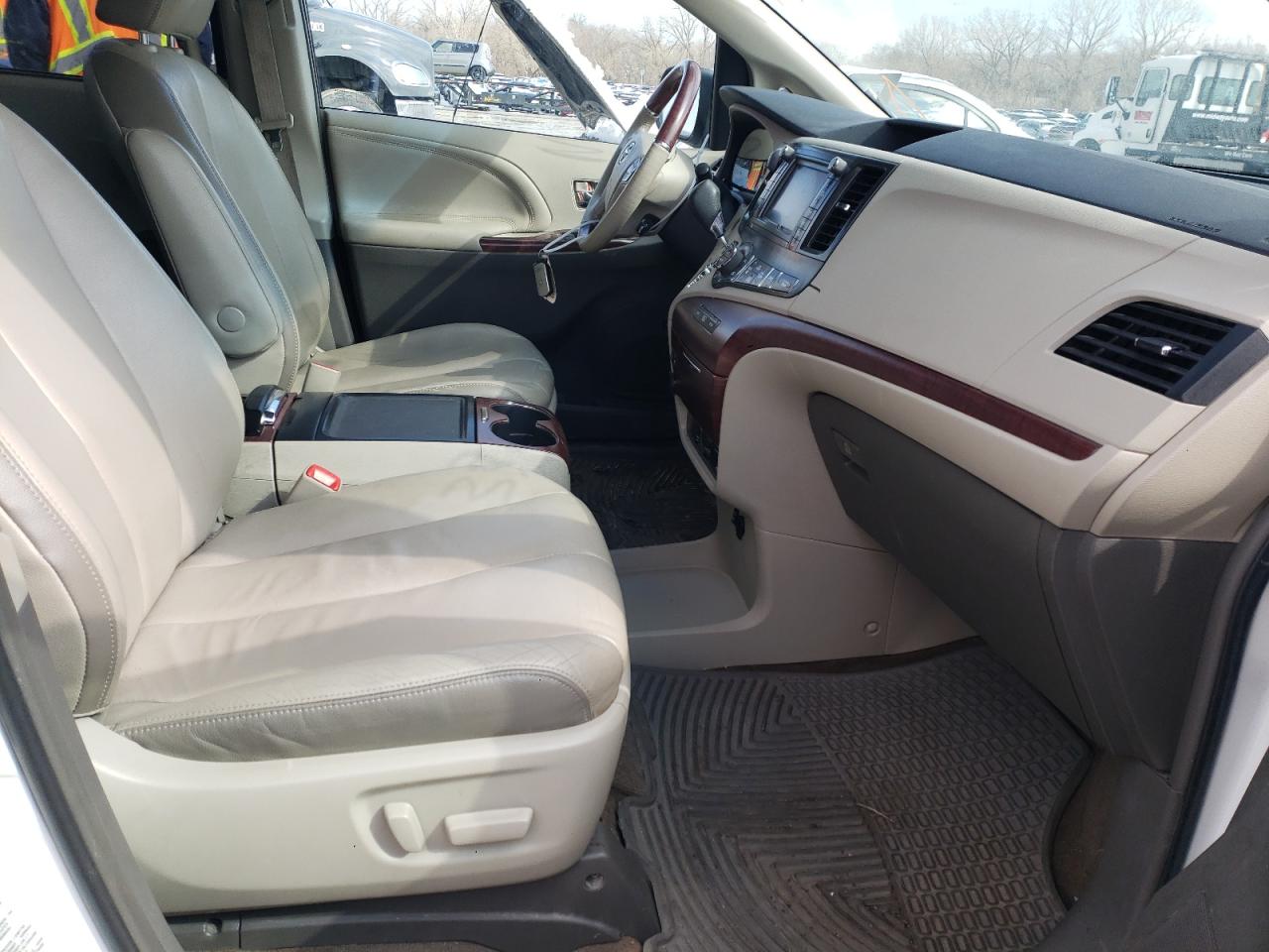 Photo 5 from auction – 2013 TOYOTA SIENNA XLE with VIN 5TDYK3DC3DS339633