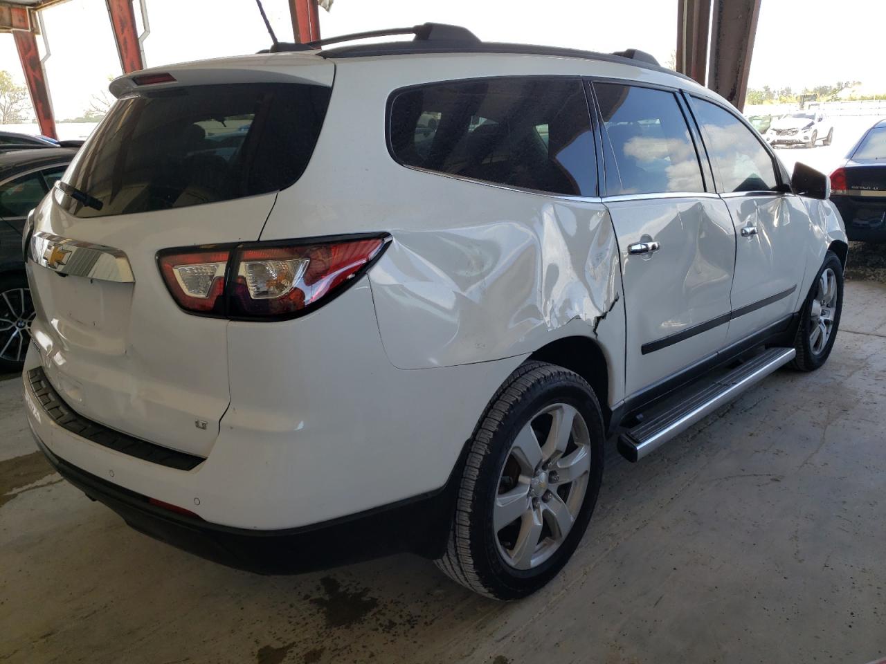 Photo 4 from auction – 2017 CHEVROLET TRAVERSE L with VIN 1GNKRGKD2HJ298667