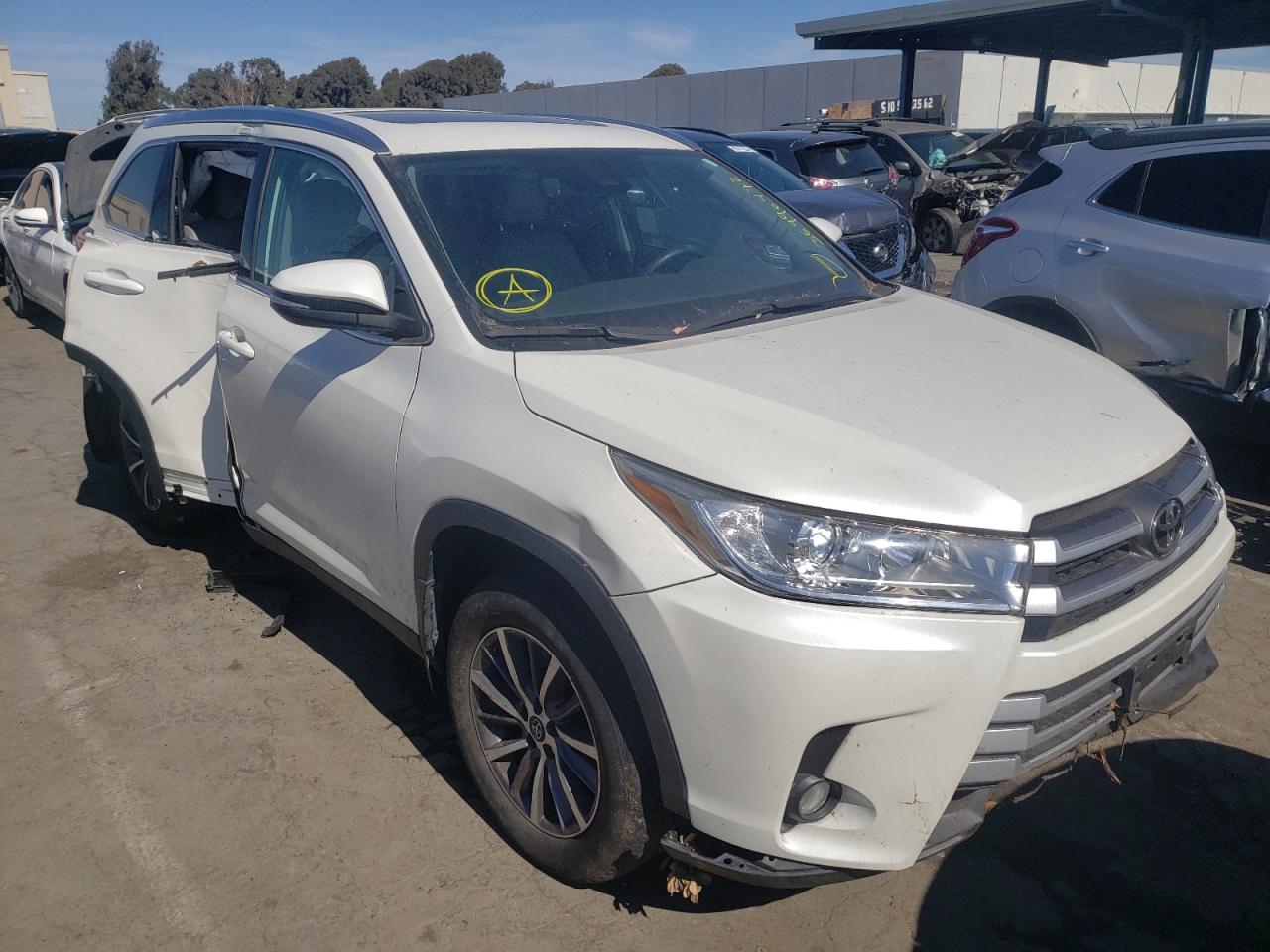 TOYOTA HIGHLANDER 2019 with VIN 5TDJZRFH7KS617973 - Photo from auction