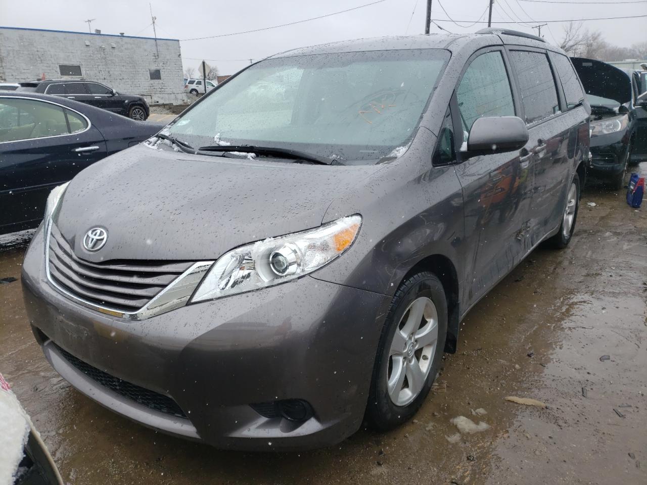 Photo 2 from auction – 2017 TOYOTA SIENNA LE with VIN 5TDKZ3DC7HS837079