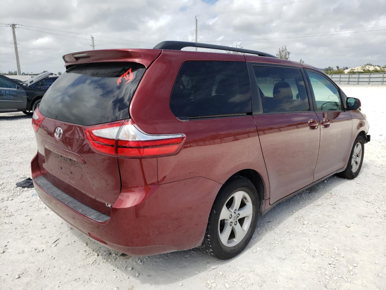 Photo 4 from auction – 2016 TOYOTA SIENNA LE with VIN 5TDKK3DC5GS693017