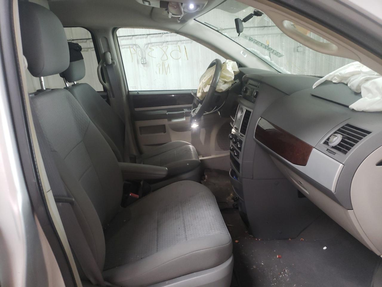 Photo 5 from auction – 2010 CHRYSLER TOWN & COU with VIN 2A4RR5D18AR308693