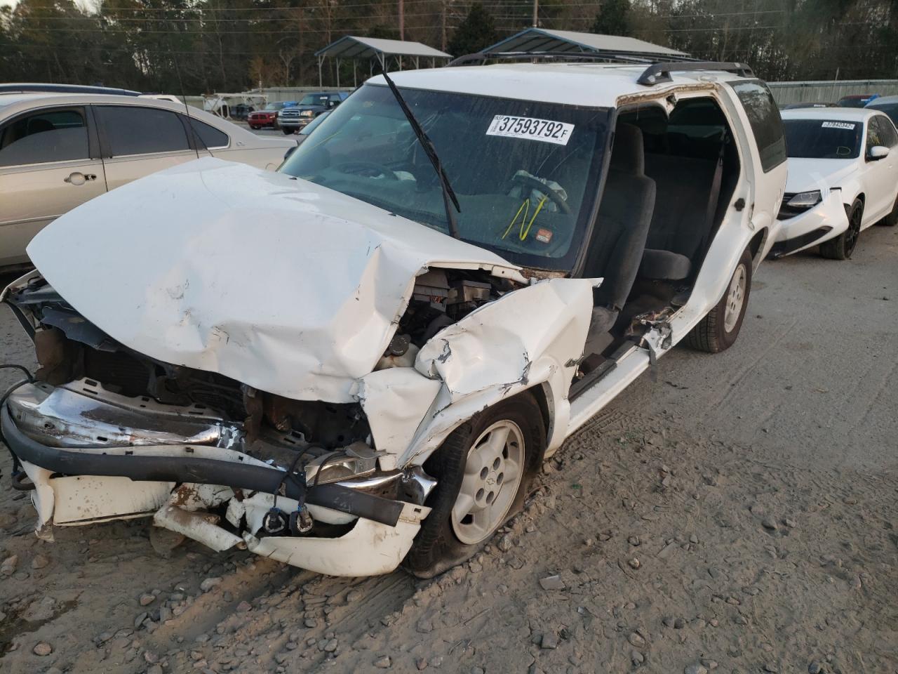 Photo 2 from auction – 2000 CHEVROLET BLAZER with VIN 1GNDT13W9Y2280393