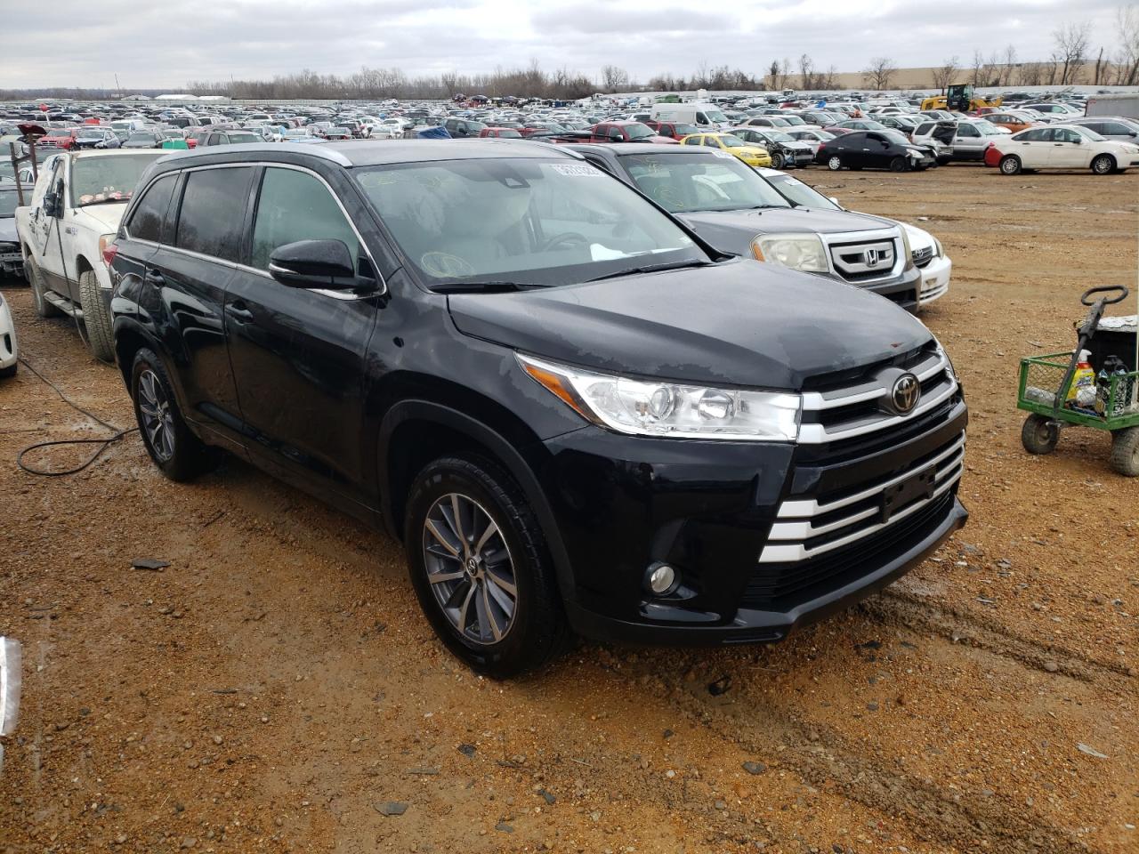 TOYOTA HIGHLANDER 2017 with VIN 5TDKZRFH7HS520396 - Photo from auction
