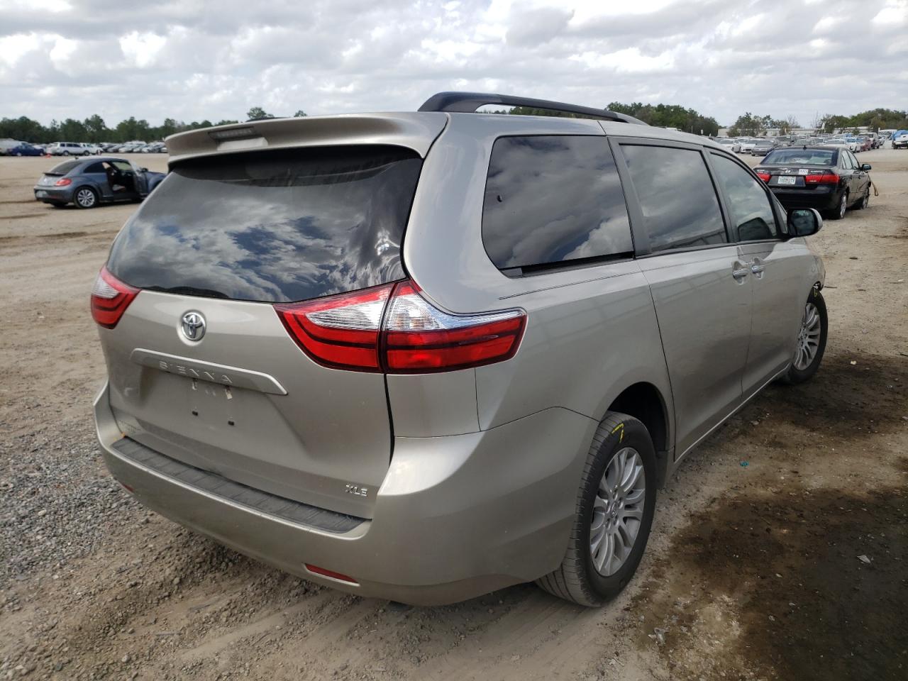 Photo 4 from auction – 2017 TOYOTA SIENNA XLE with VIN 5TDYZ3DC6HS794851