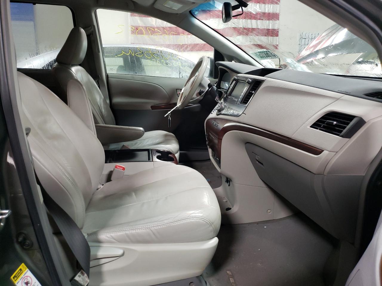 Photo 5 from auction – 2011 TOYOTA SIENNA XLE with VIN 5TDYK3DC9BS139580