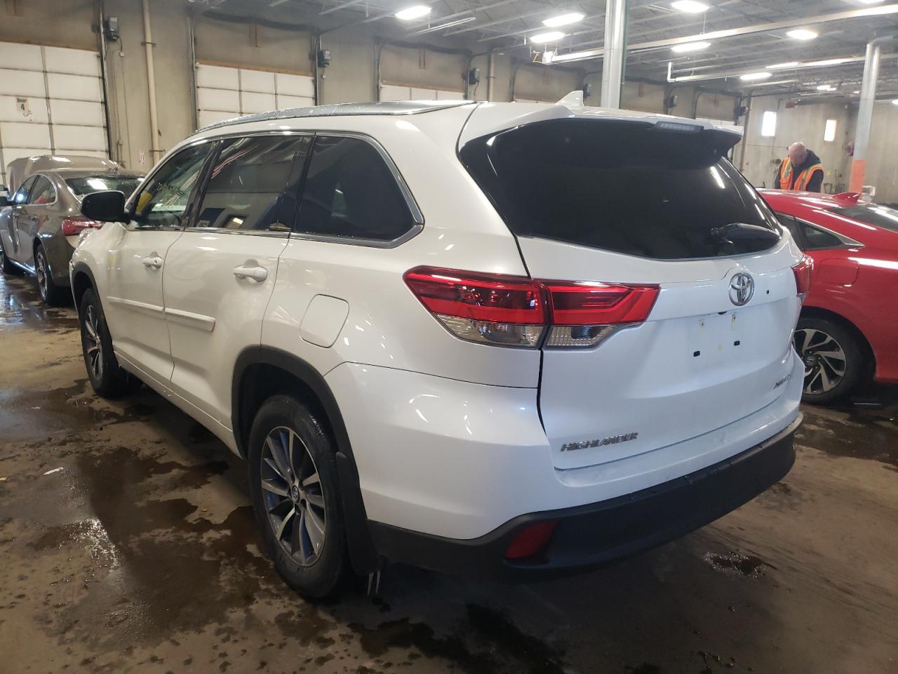 Photo 3 from auction – 2018 TOYOTA HIGHLANDER with VIN 5TDJZRFH9JS554762