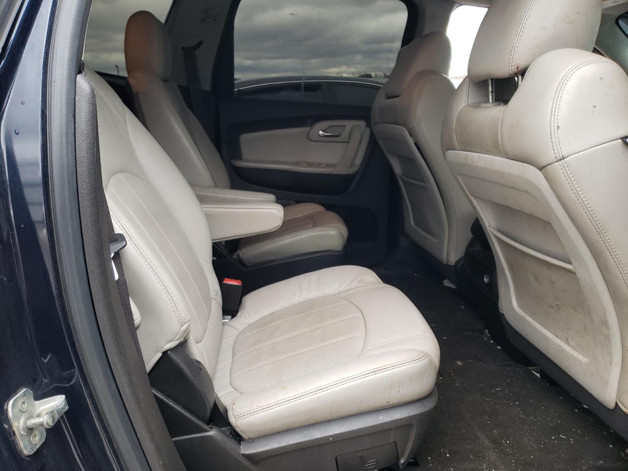 Photo 6 from auction – 2011 CHEVROLET TRAVERSE L with VIN 1GNKVLED1BJ400032