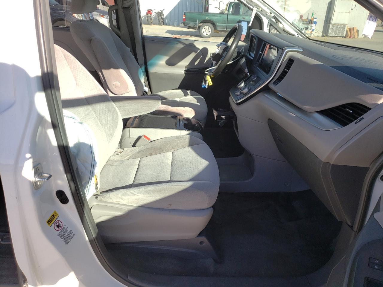 Photo 5 from auction – 2016 TOYOTA SIENNA LE with VIN 5TDKK3DC3GS703463