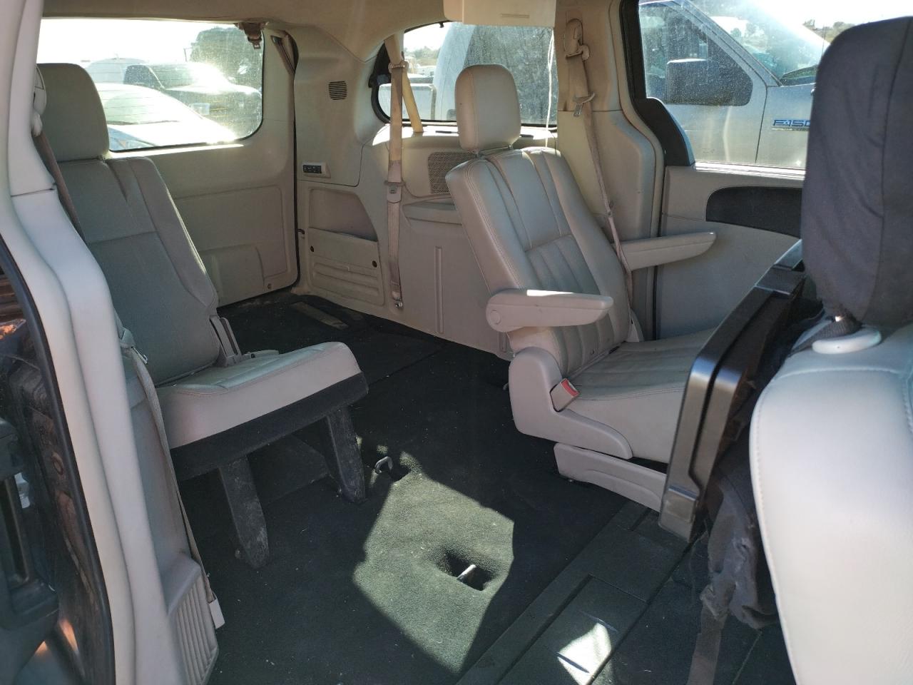Photo 6 from auction – 2012 CHRYSLER TOWN & COU with VIN 2C4RC1CG8CR246317