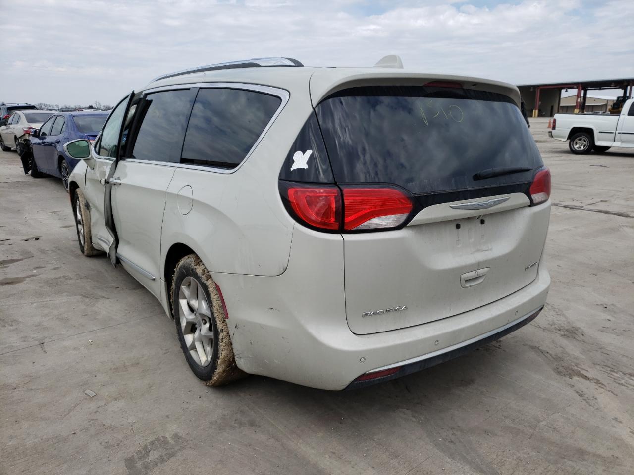 Photo 3 from auction – 2017 CHRYSLER PACIFICA L with VIN 2C4RC1GG4HR706073