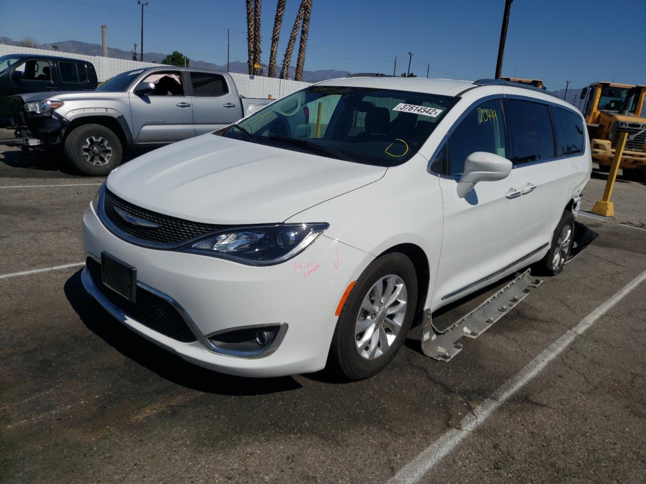 Foto 2 de la subasta – 2018 CHRYSLER PACIFICA T con VIN 2C4RC1EG5JR260900