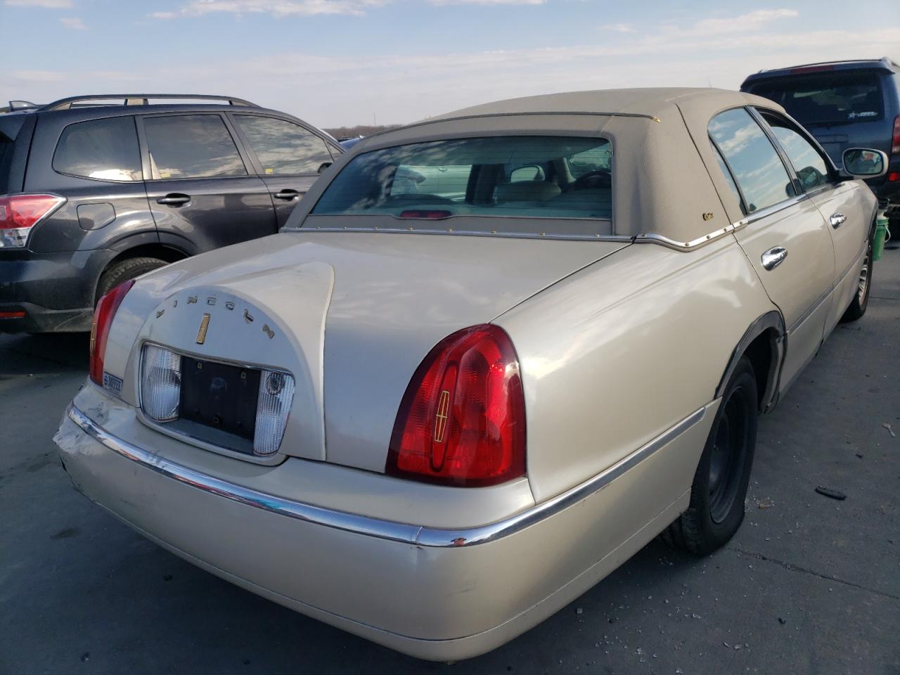 Photo 4 from auction – 2000 LINCOLN TOWN CAR C with VIN 1LNHM83W9YY816204
