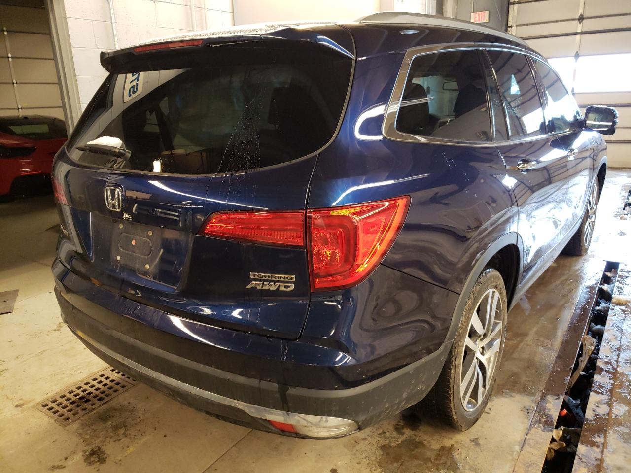 Photo 4 from auction – 2017 HONDA PILOT TOUR with VIN 5FNYF6H96HB081347